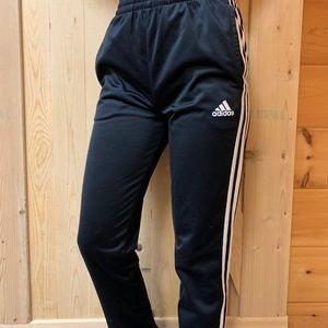 COMFY ADIDAS SWEATS!